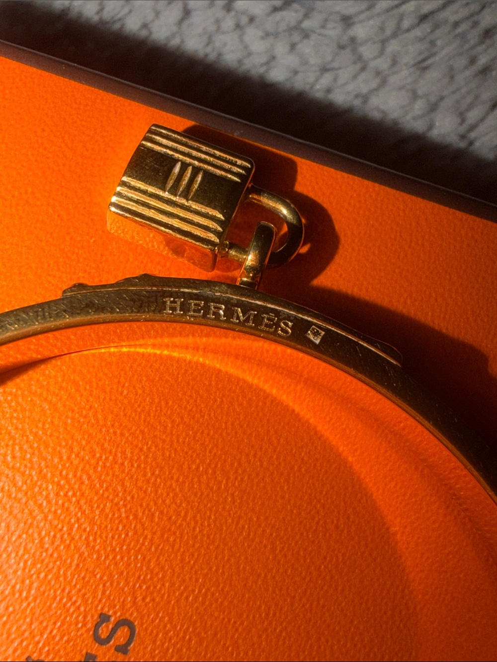 Hermes Preloved bangle with dangling lock on excellent condition color black . - Picture 6 of 12
